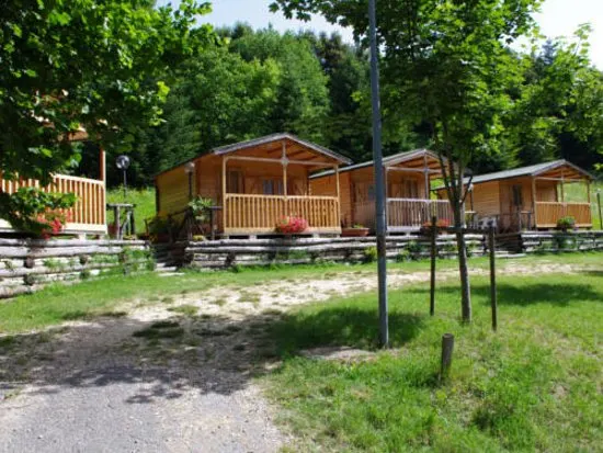 La fila dei bungalow in legno sul prato del campeggio