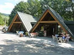 L'edificio del ristorante con i tavoli all'aperto